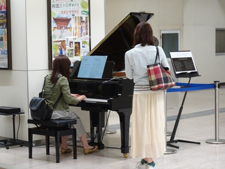 ピアノ新幹線駅.JPG