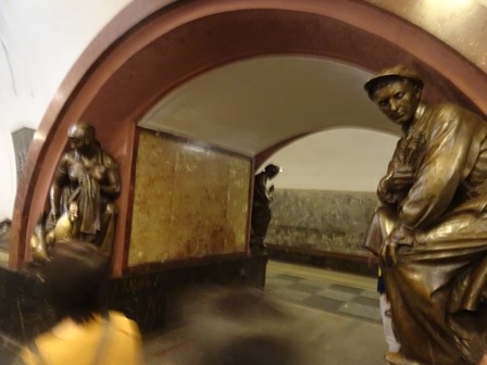 地下鉄の銅像.JPG
